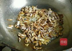 香酥开边蚕蛹的做法图解8