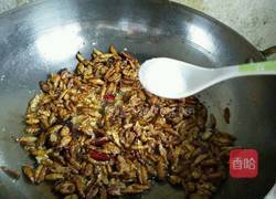 香酥开边蚕蛹的做法图解10