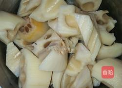 莲藕花生排骨汤的做法图解2