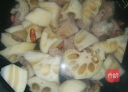 莲藕花生排骨汤的做法图解5