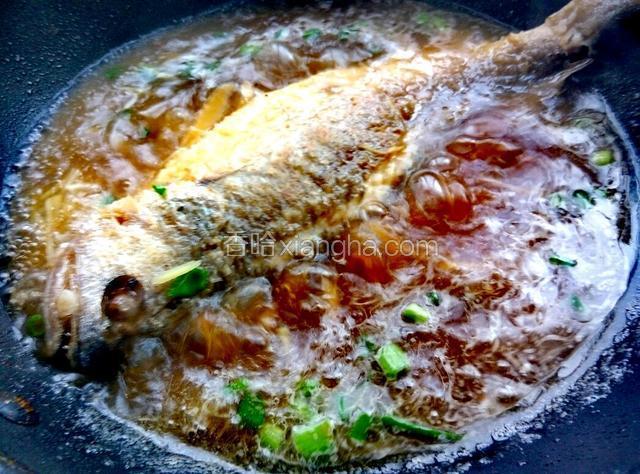 水开下葱姜蒜，料酒，老醋，豆瓣酱，一点盐，一点红烧酱油，继续大火烧，