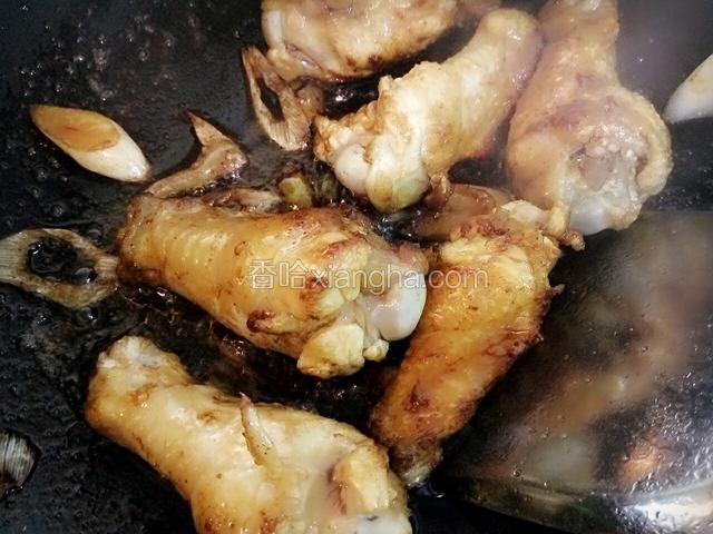 炒到鸡翅根变成金黄色放入生抽和老抽翻炒。