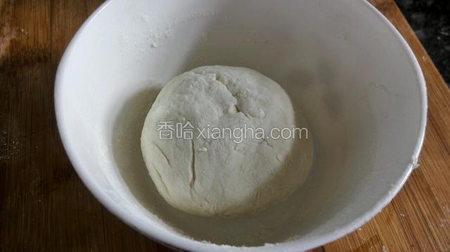 将面粉活好面团醒发半小时