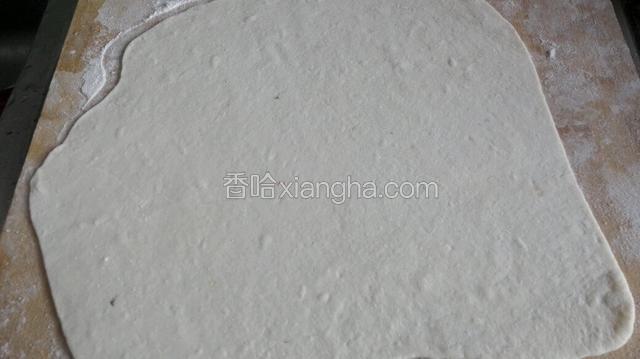 擀成薄皮并均匀的抹上油