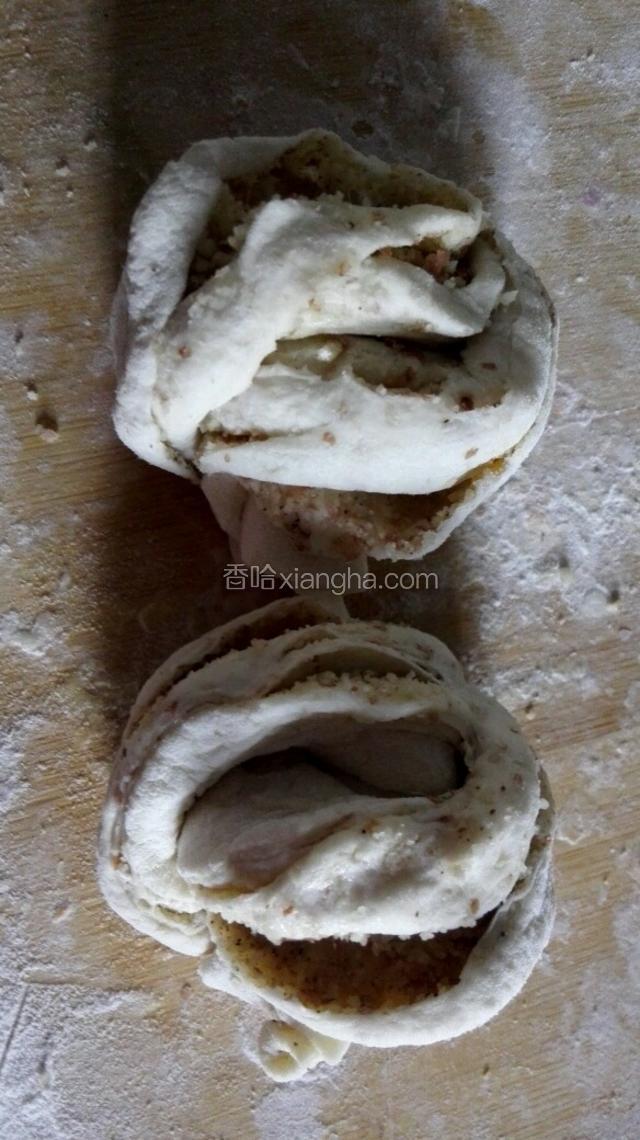捏住两头，扭一下，花卷就卷好了，上锅蒸十五分钟，关火闷三分钟