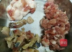 肉末咸鱼茄子煲的做法图解1