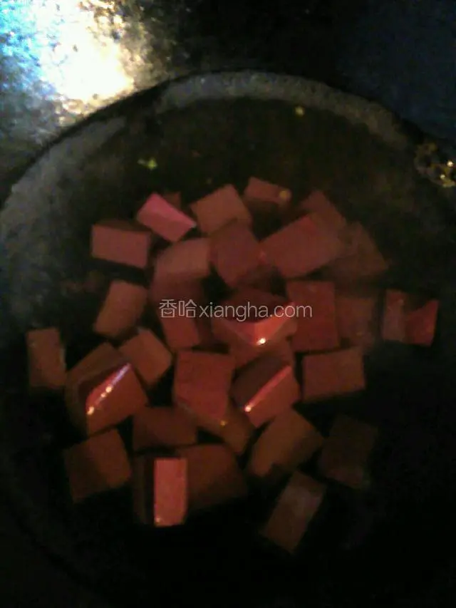 开水烧开后～猪血过水，不用时间长，变色立刻拿出