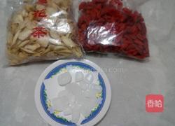 银耳莲子百合粥的做法图解2