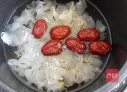 银耳莲子百合粥的做法图解6