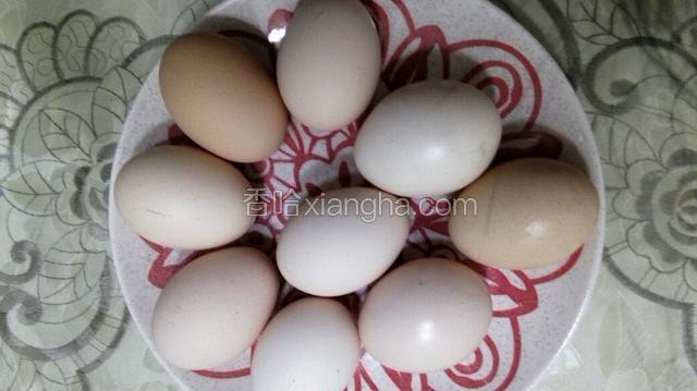 鸡蛋清洗干净，晾干水份