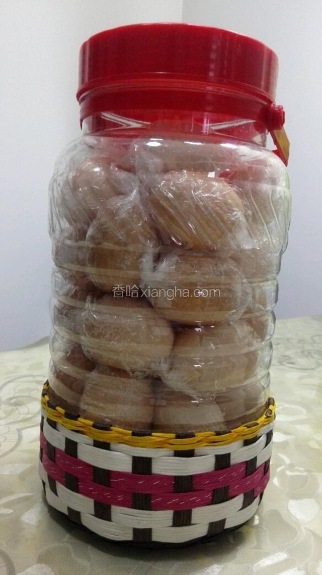 把包裹好的鸡蛋一个个都放入大瓶中，也可以放入塑料袋中，放入家中阴凉的角落，秋冬季腌制25--30天，春夏季腌制18--23天