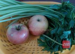 芹菜汁的做法图解1