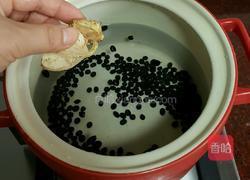 黑豆煲猪尾巴的做法图解2