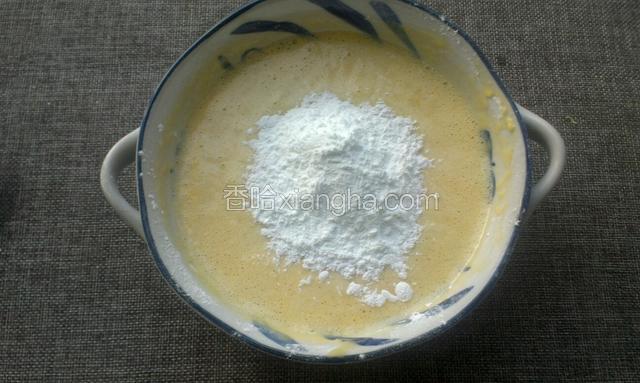拌匀，这时的面糊由于加了香蕉泥变得稀了，再加２０克淀粉