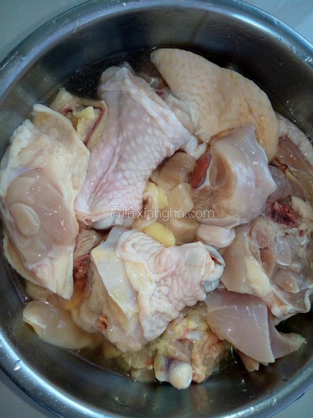 鸡腿放凉水泡20分钟，去血水。