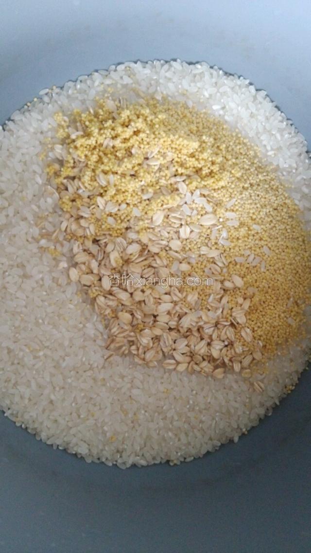 大米，燕麦，小米放电饭锅，清洗干净。