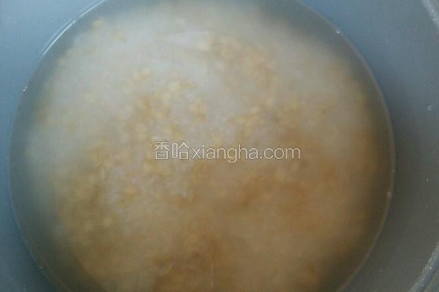 锅里加适量清水，电饭锅煮饭。