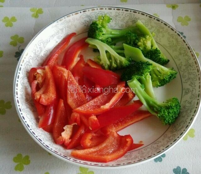 红椒切条块备用。西兰花开水焯熟备用。