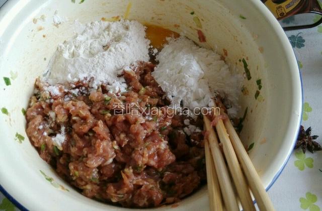 肉馅里放适量油，香油，顺同一个方向搅拌均匀，加入生抽，老抽，料酒，白糖，盐适量拌匀。再加一个鸡蛋，面粉淀粉各20g，拌匀，肉馅要搅拌到有劲。
