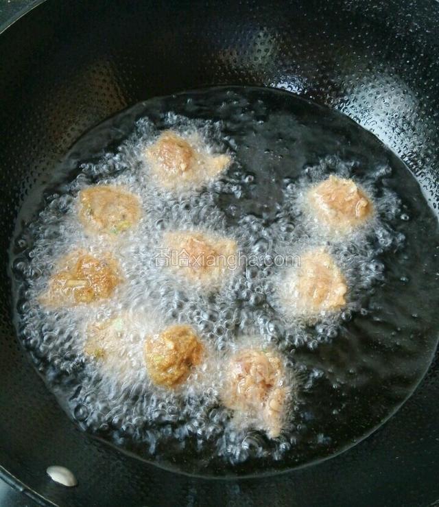 炒锅放油准备炸丸子。小火。