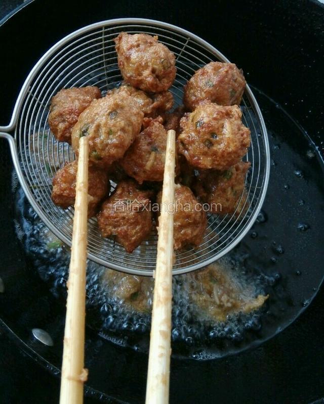 丸子变成金黄色，沥油捞出。