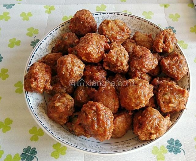 丸子炸好了。这时丸子可以吃了，脆而不腻。