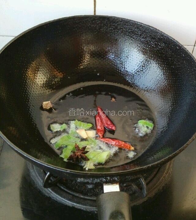 油锅里放入葱姜，干辣椒，八角炝锅。