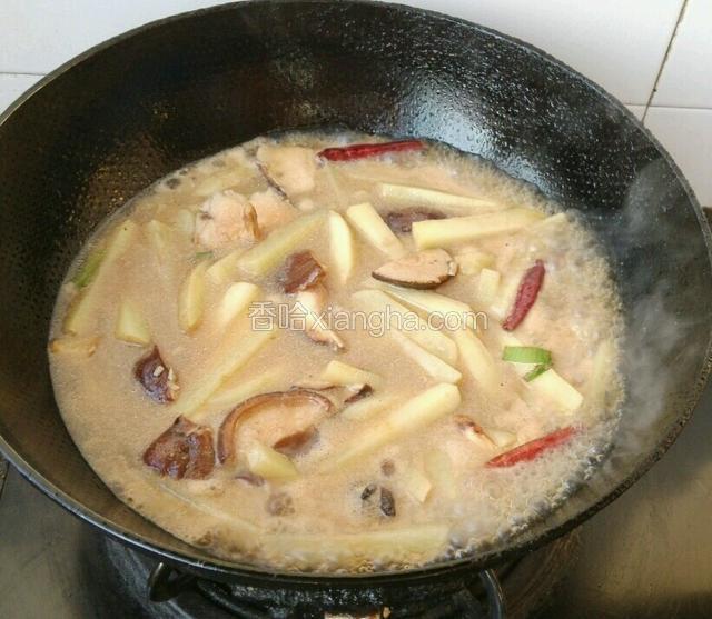 放入土豆，香菇煸炒，放适量生抽，老抽，白糖，盐，料酒，加入适量清水。