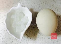 冰糖炖鹅蛋的做法图解1