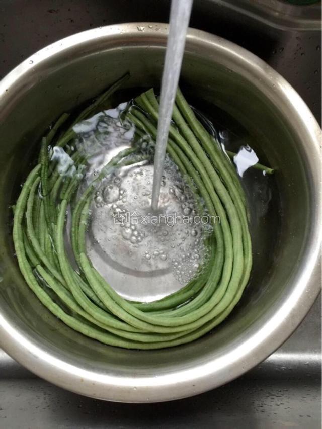 豆角，蒜清洗干净