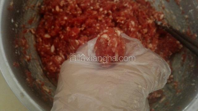 用手的虎口挤成团，或者用勺团圆！