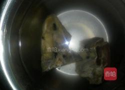 腊肉炒胡萝卜的做法图解1