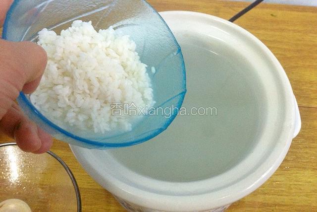待水开后加入粳米，大火煮30分钟。
