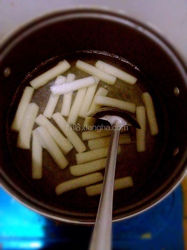 水开后放入成条的年糕煮