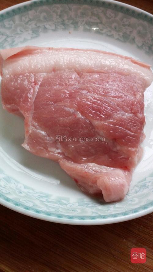准备好猪肉洗好待用。