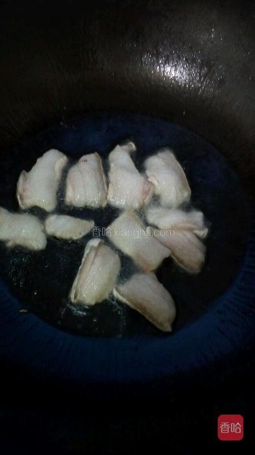 锅内放少量油，把切好的肥肉倒入锅中。