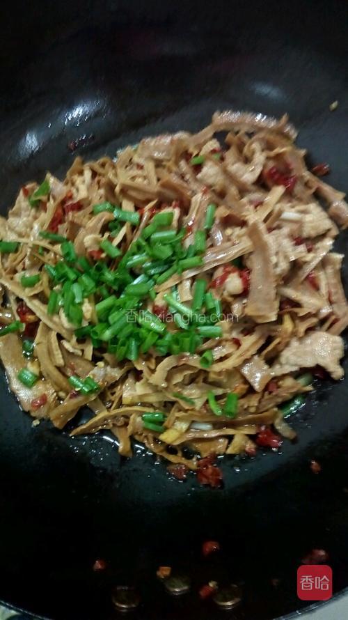 关火之后，放入葱花翻炒两下装入菜盘。（因为锅还是热的）
