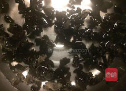 木耳炒白菜的做法图解1