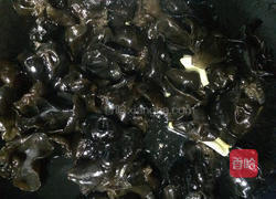 木耳炒白菜的做法图解8