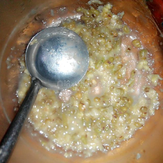然后将绿豆盛起来用勺子压碎，有料理机的就用料理机比较方便