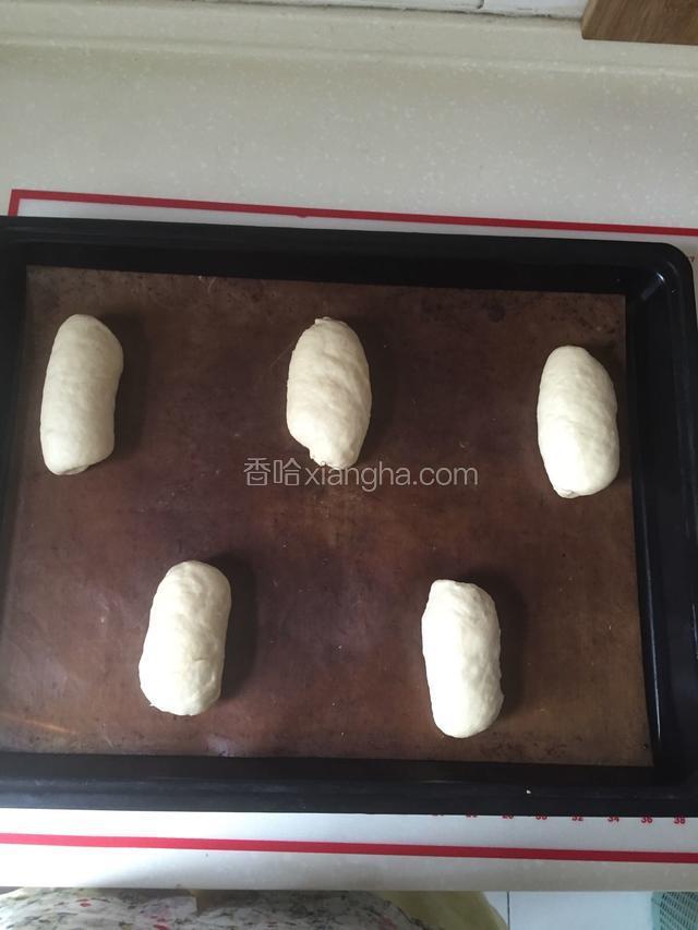 旋转180度，依次自上而下卷成枣核形。
