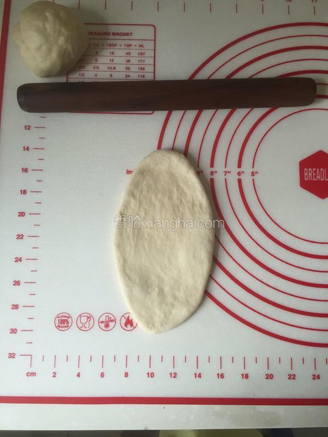 擀成椭圆形。依次将底边擀薄如图。
