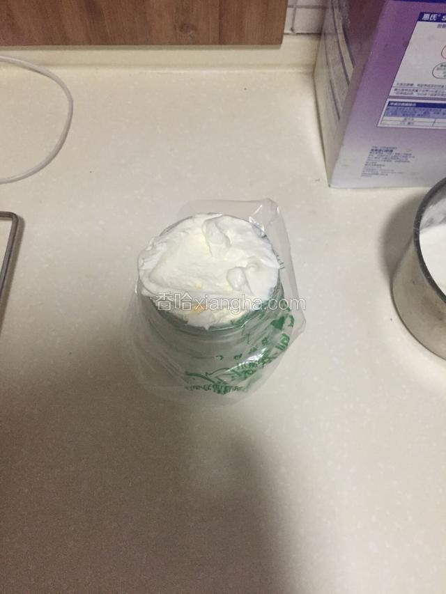 放到裱花袋里，用惠尔通21号花嘴。