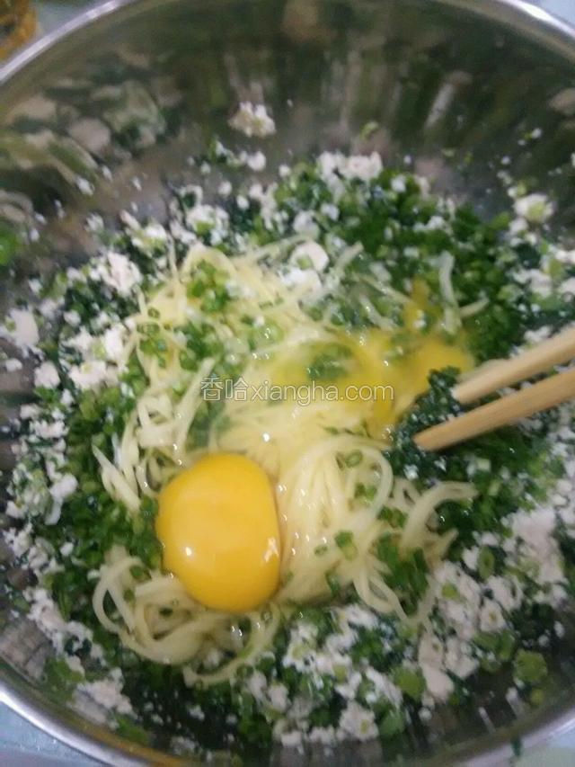 将豆腐.菜心放入一个大容器，放入盐葱花拌一下，放入腌好挤水的土豆丝打入鸡蛋搅匀
