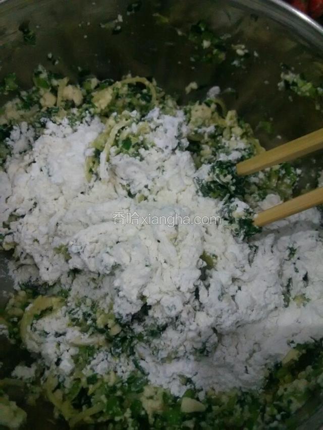 放入面粉，生粉搅拌均匀