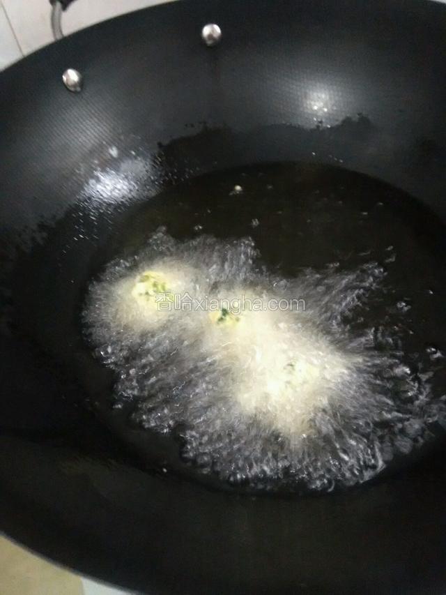 放入烧好的油锅，转中火