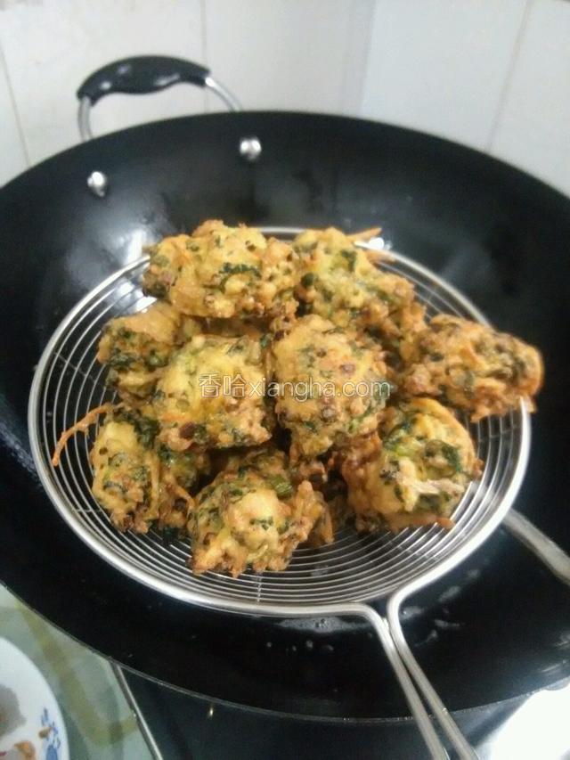 炸至金黃，用漏瓢捞岀控油