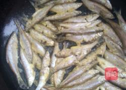 青辣椒炒小河鱼的做法图解3