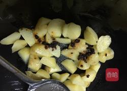 蒜泥酱香小土豆的做法图解5