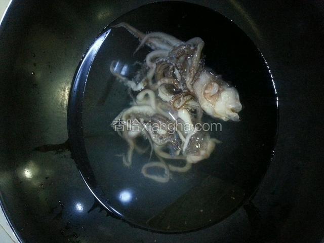 鱿鱼须下水，烧开焯一下